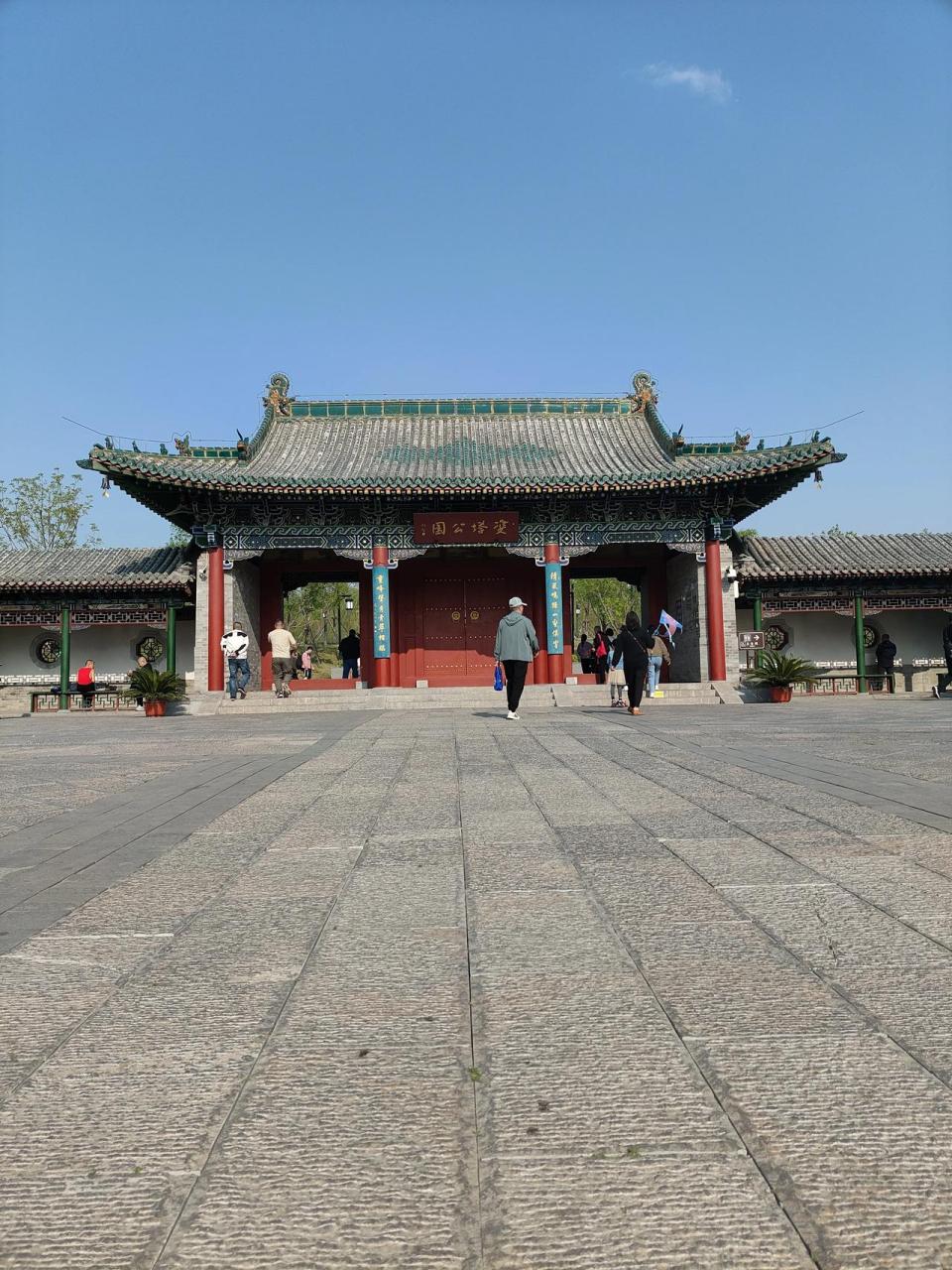 星期天休息下带上欣欣来双塔公园转一圈,新修后的双塔寺焕然一新给