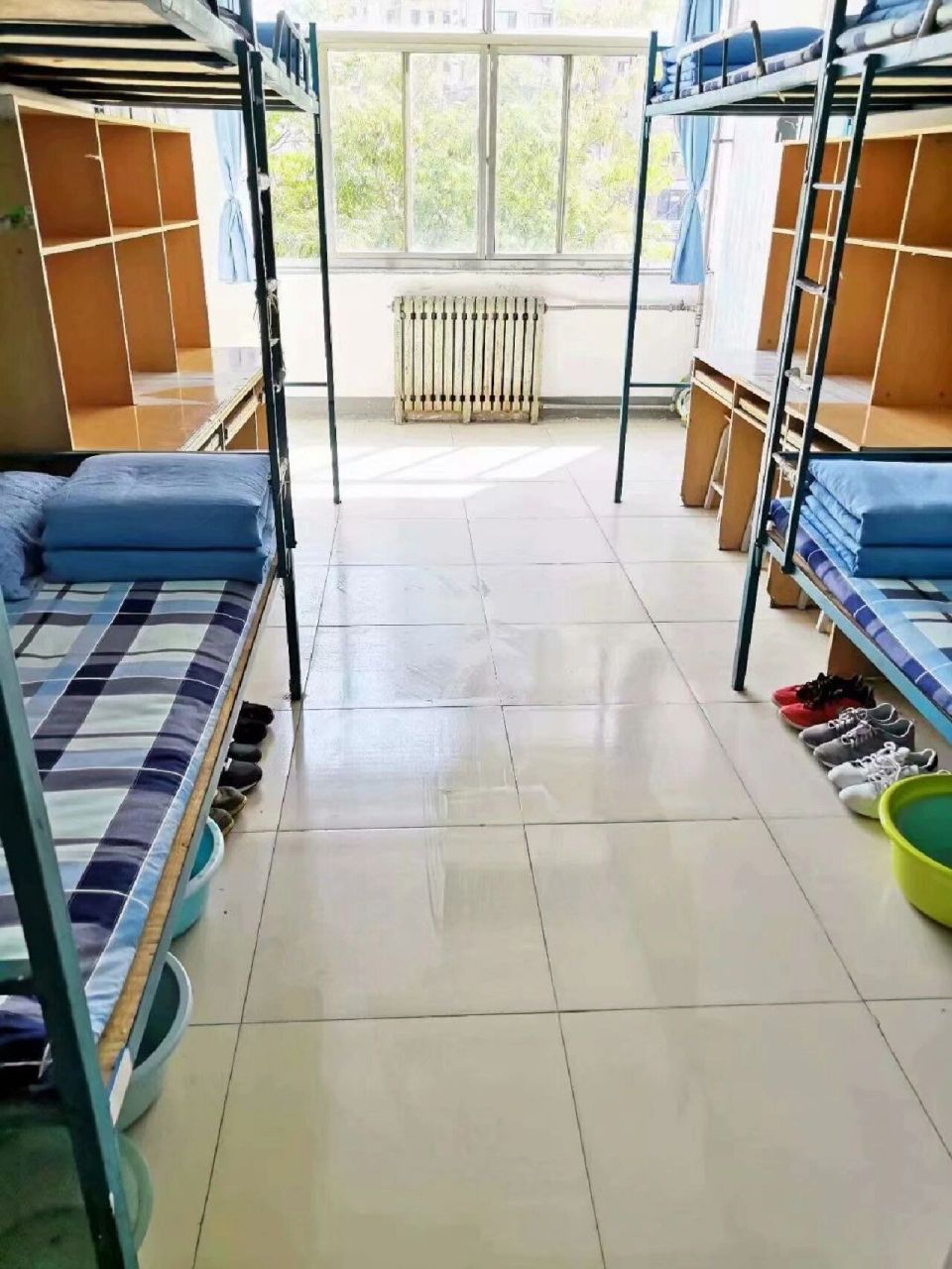 烟台理工学院 宿舍澡堂(详) 图一:六人间,但是没有阳台,晾晒衣服的话