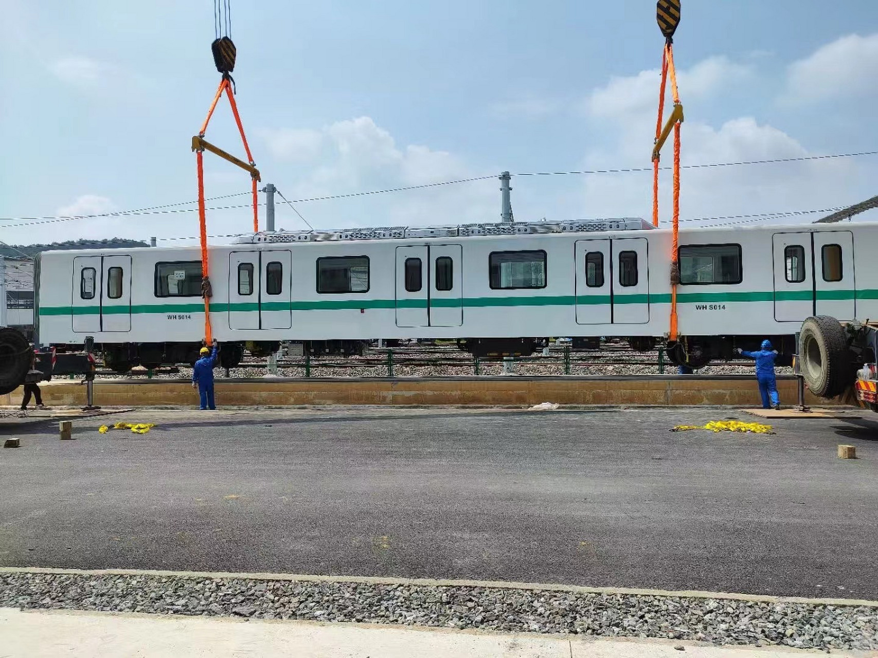 武汉地铁19号线列车上线!  群友提供!