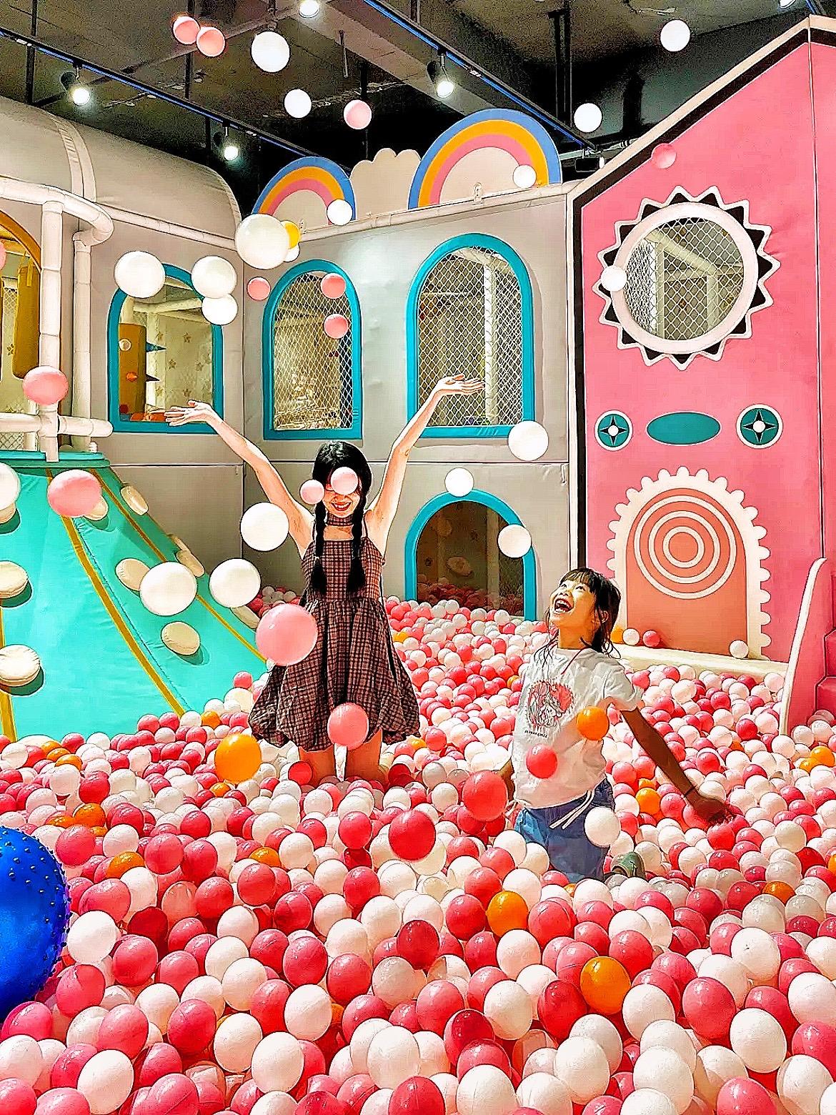 各种各类的游乐设施,包你家娃娃一天都炫不完,绝对是室内溜娃的最佳