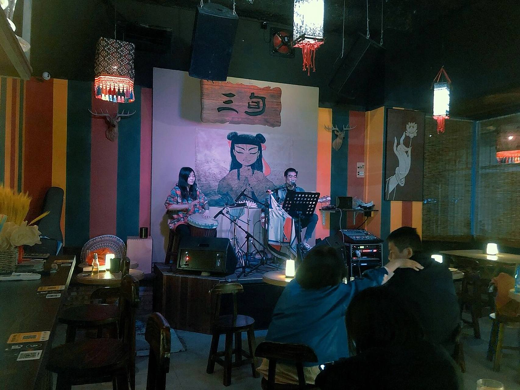 到民谣小酒馆必发的朋友圈文案 到小酒馆喝酒90 怎么可能不拍照呢