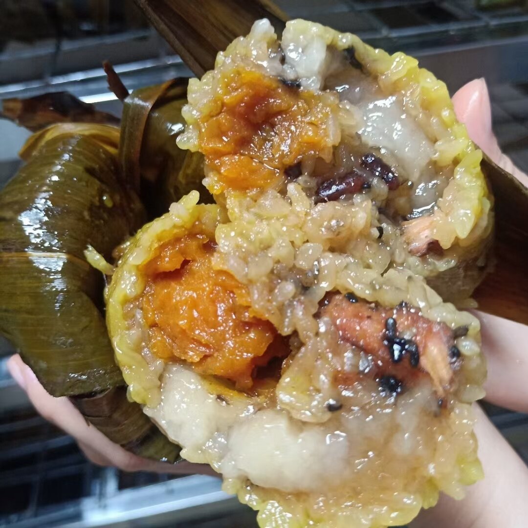 家乡信宜特色古粽,味道一级棒. 每到节假日,总能吃上家里的古粽,真好.