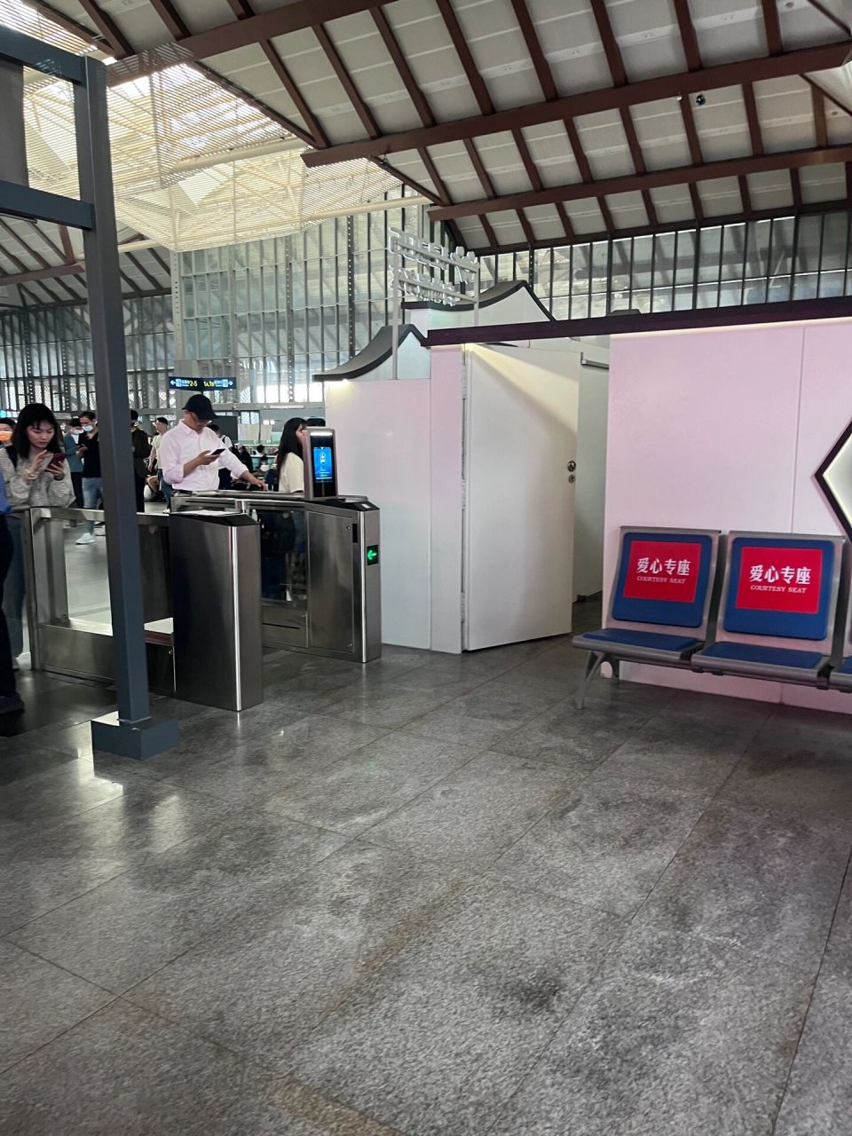 苏州站一分钟站内换乘 苏州站站内换乘超方便,刚下高铁会看到向上的