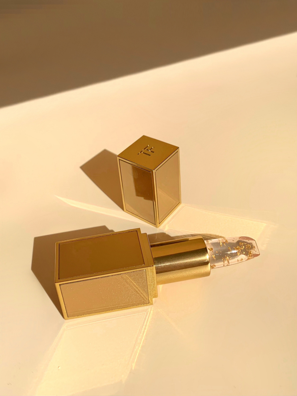 tf又出新品啦 变色金箔唇膏7615 透明膏体里面加了敲贵气的24k金