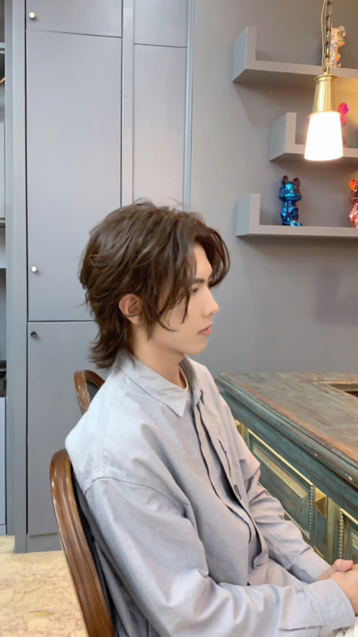 男生日系卷发 喜欢留长发的男生一定要去尝试的一款发型