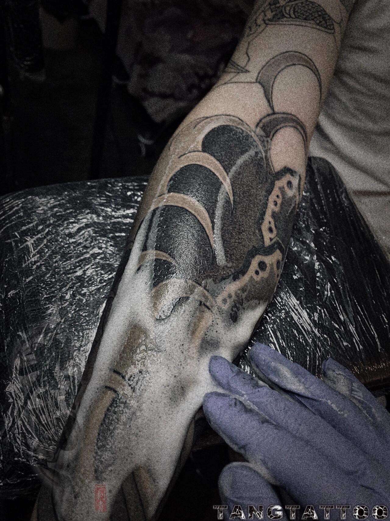 老传统黑灰花臂 老传统花臂鬼武士,整体进行中,小臂背景部分雾面完成