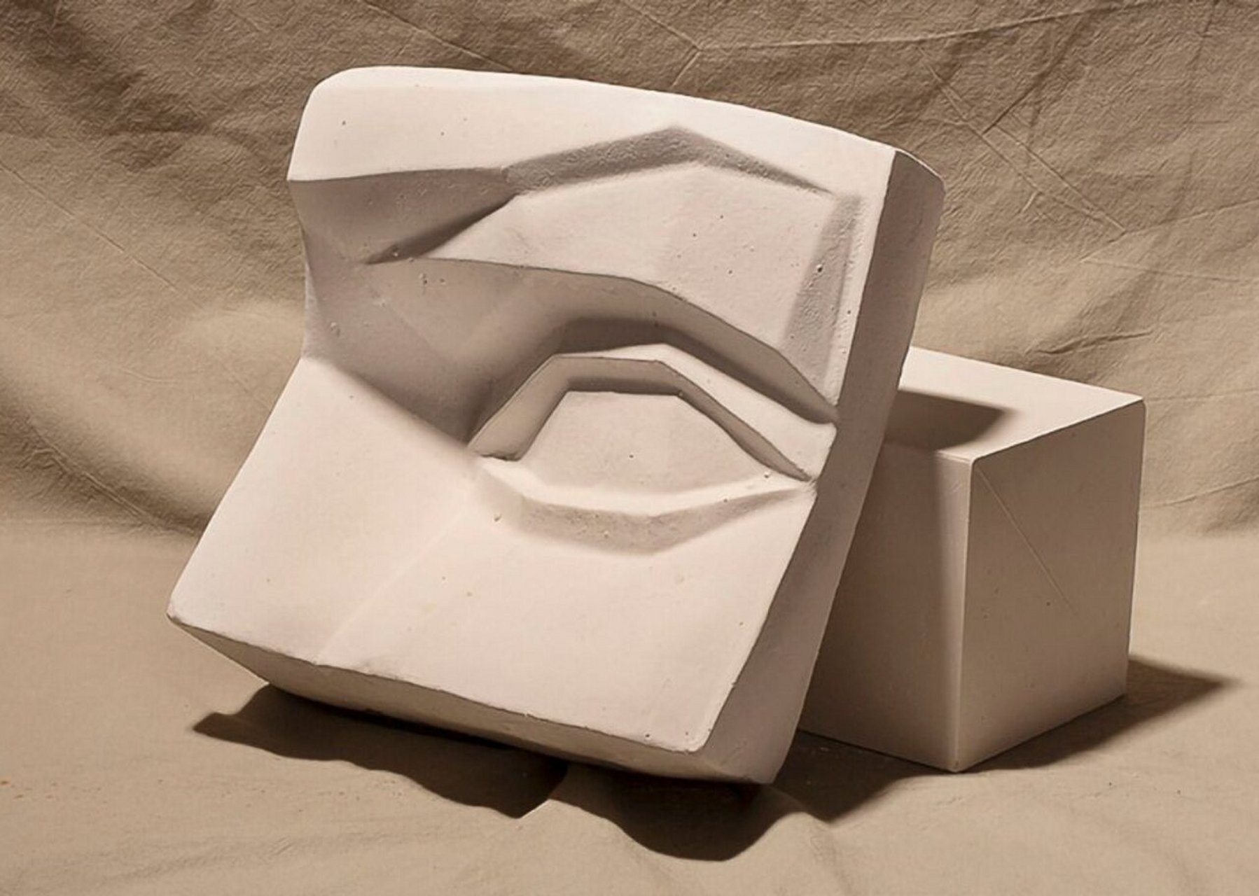 素描石膏像眼睛画法步骤图解 一,眼睛结构 眼睛是个球体,置于眼窝中