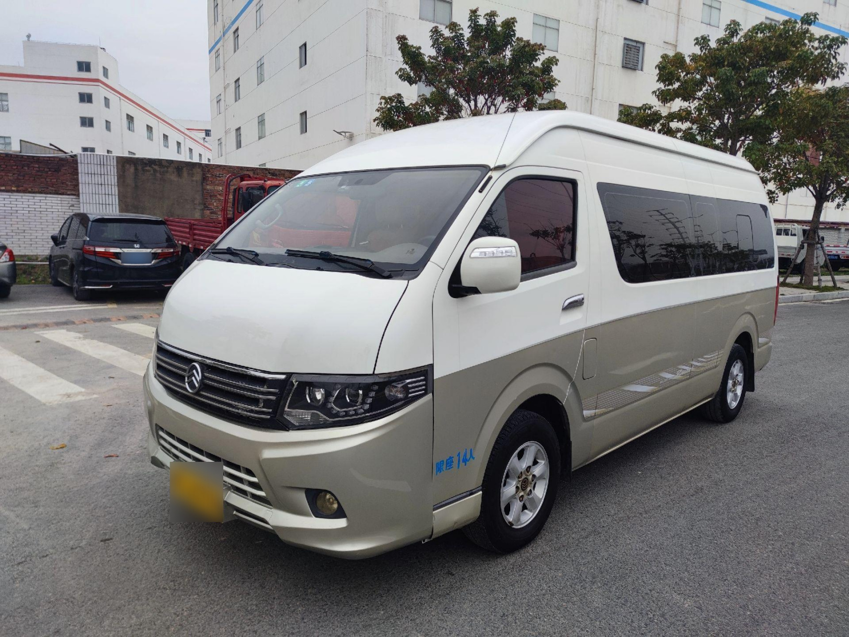 2017年8月上牌,金旅14座中型客车,汽油2.