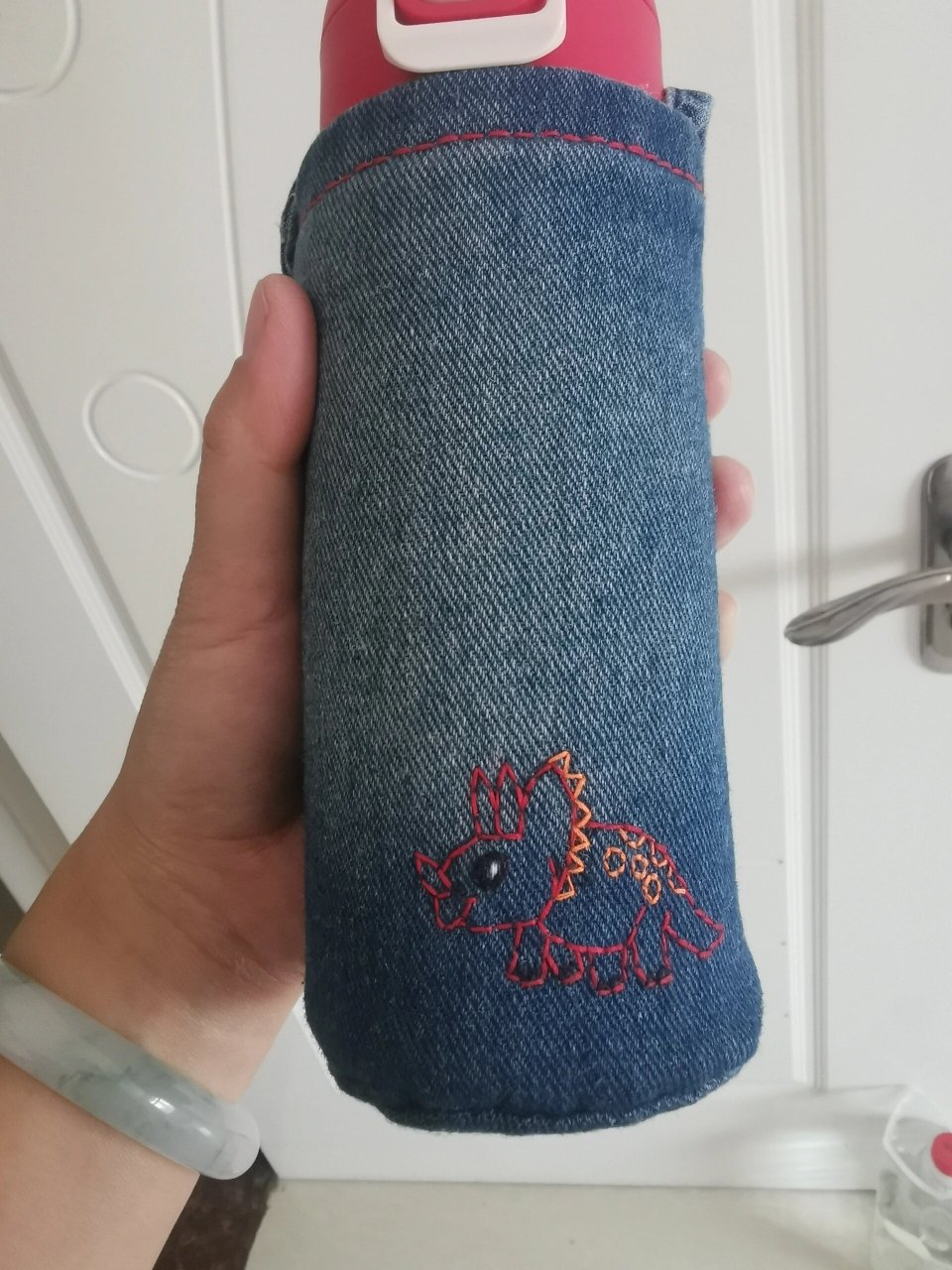 自制水杯套 废物利用,一个不穿的牛仔裙,给娃做了一个杯套.