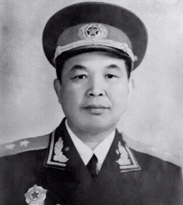 刘忠将军和伍兰英夫妇回家乡寻原配,一见面,妻子王四