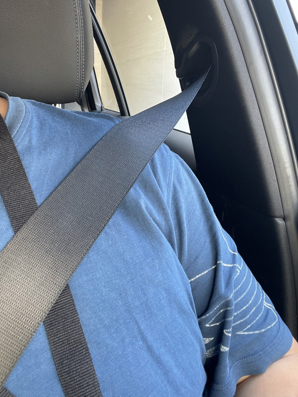 你们新三系的安全带能自动收紧吗?