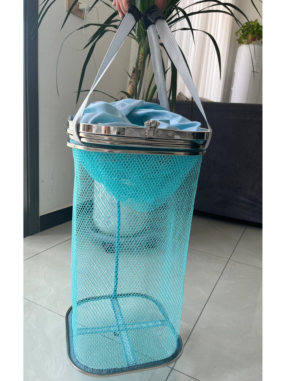 一款方便携带的鱼护 鱼护口径31x31,全长2米,网布是加厚涂胶,速干