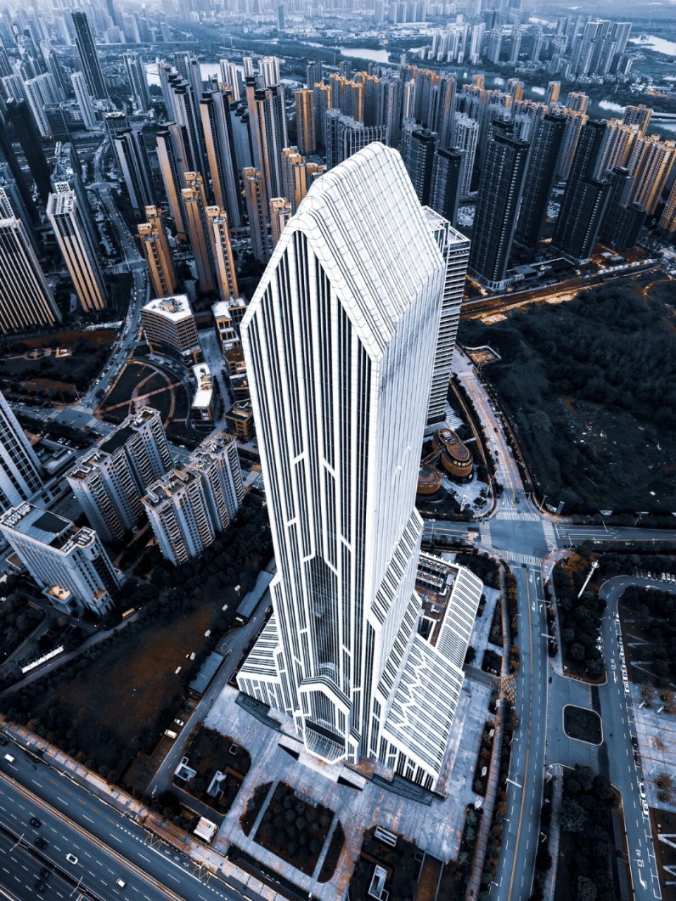 武汉长江传媒大厦 92建筑定位: 长江传媒大厦是以长江日报报业集团