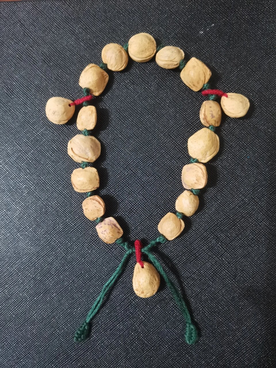 刚做的李子核手串～ 用之前攒的李子核做了一条手串.