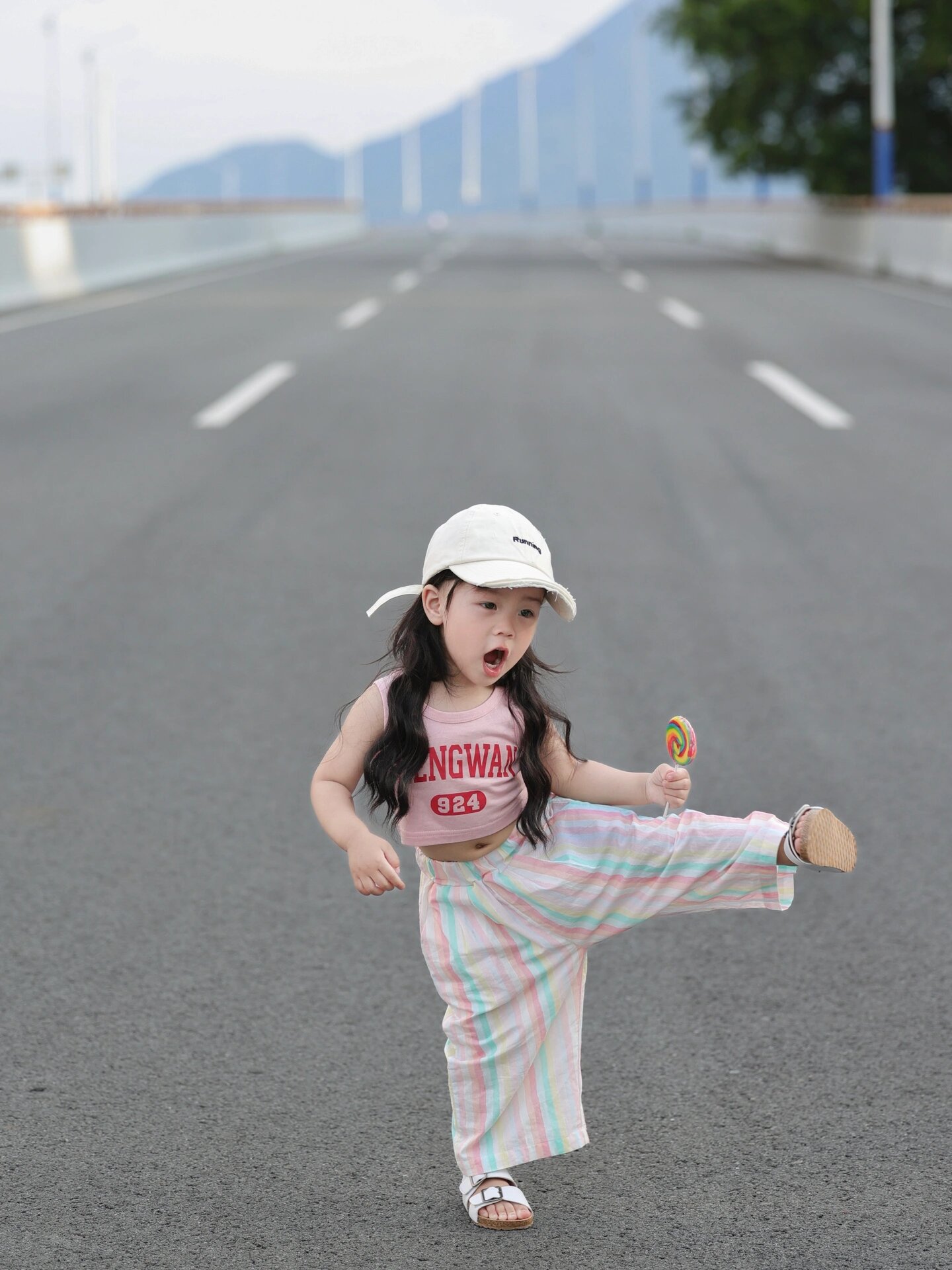 26615岁女儿的小肚肚露出来了,好可爱7515 走在路上被路人说