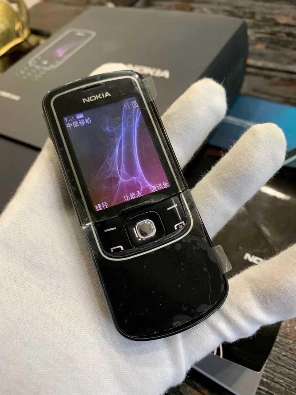 诺基亚 nokia 8600 luna 月光女神 这款手机凭借优秀的颜值在当年俘获