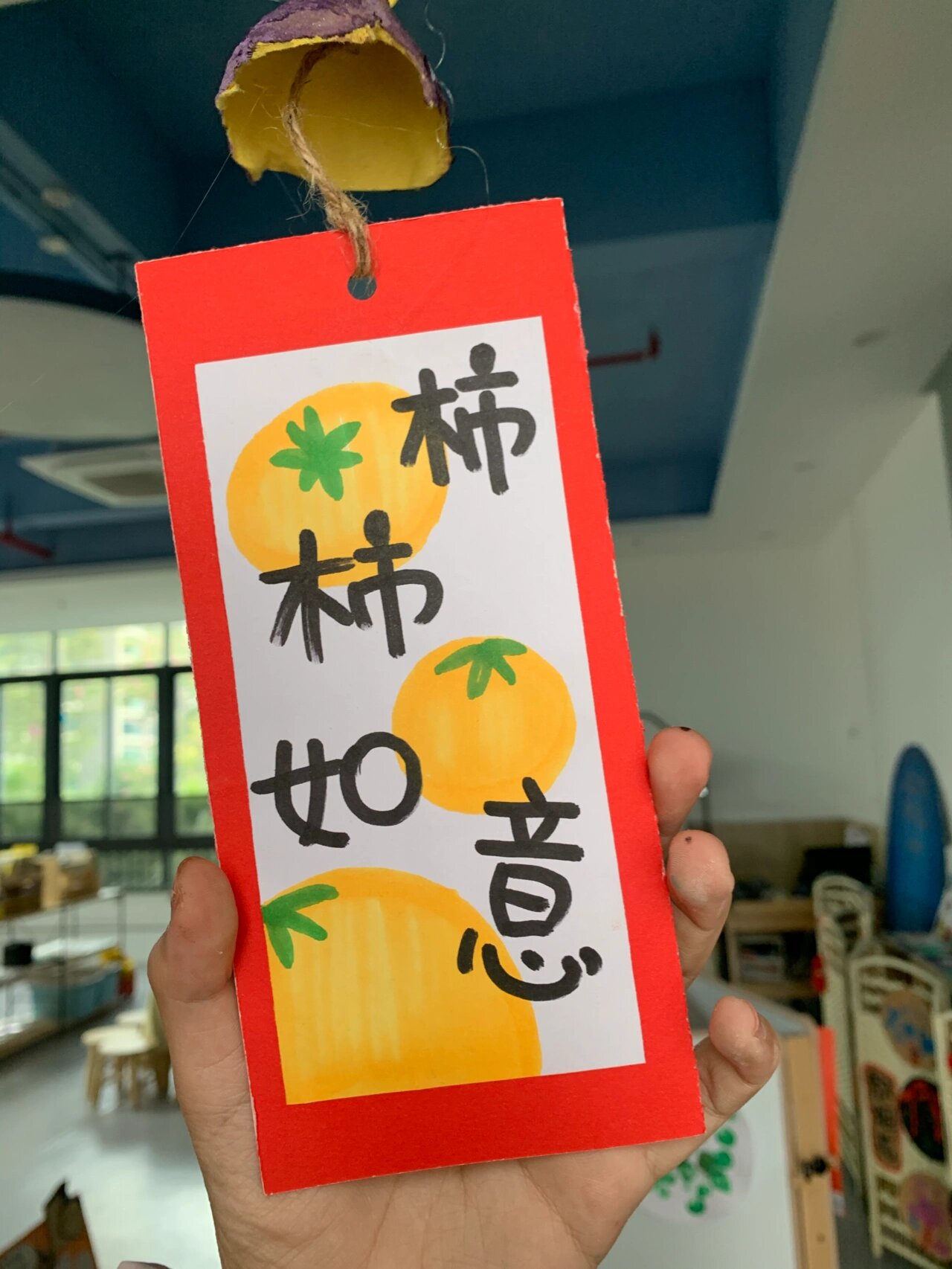 幼儿园环创鸡蛋壳挂饰 也可以用一些长的红包来做哈哈 这样就不用画