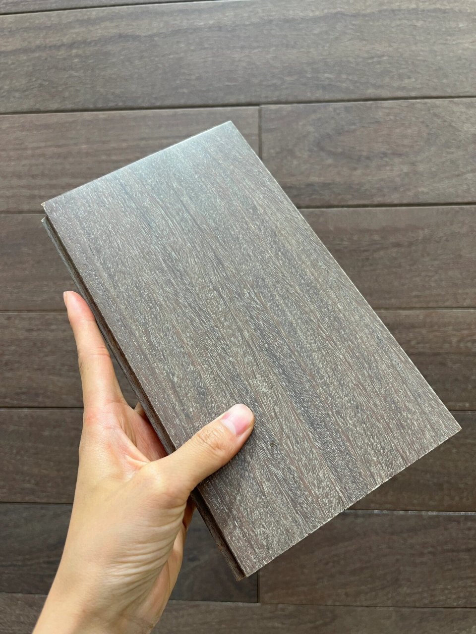 以南美洲木材二翅豆为原材料制作而成的地板;其气干密度约1.07-1.