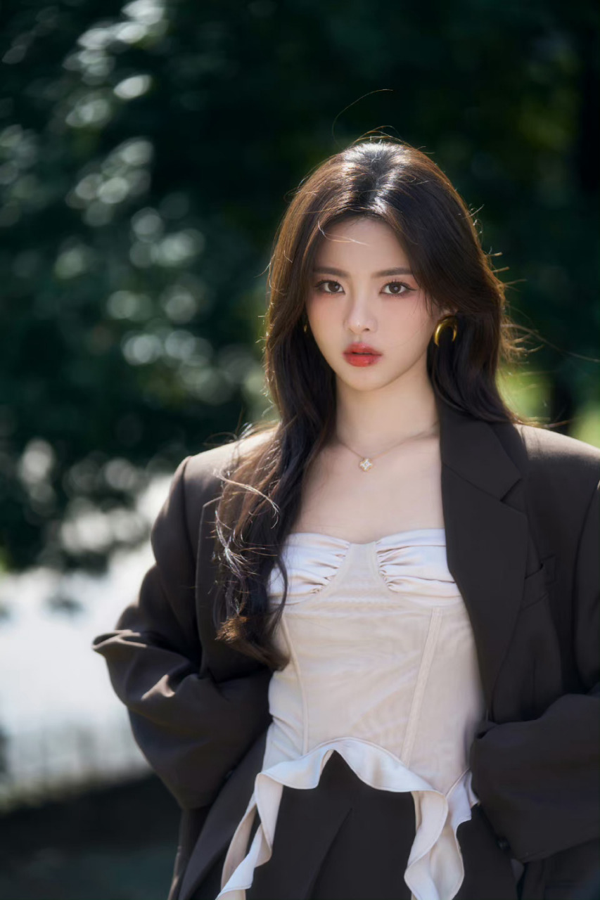 杨超越月牙耳饰#杨超越粉色花边吊带搭配黑色西装,点缀月牙耳饰,超越