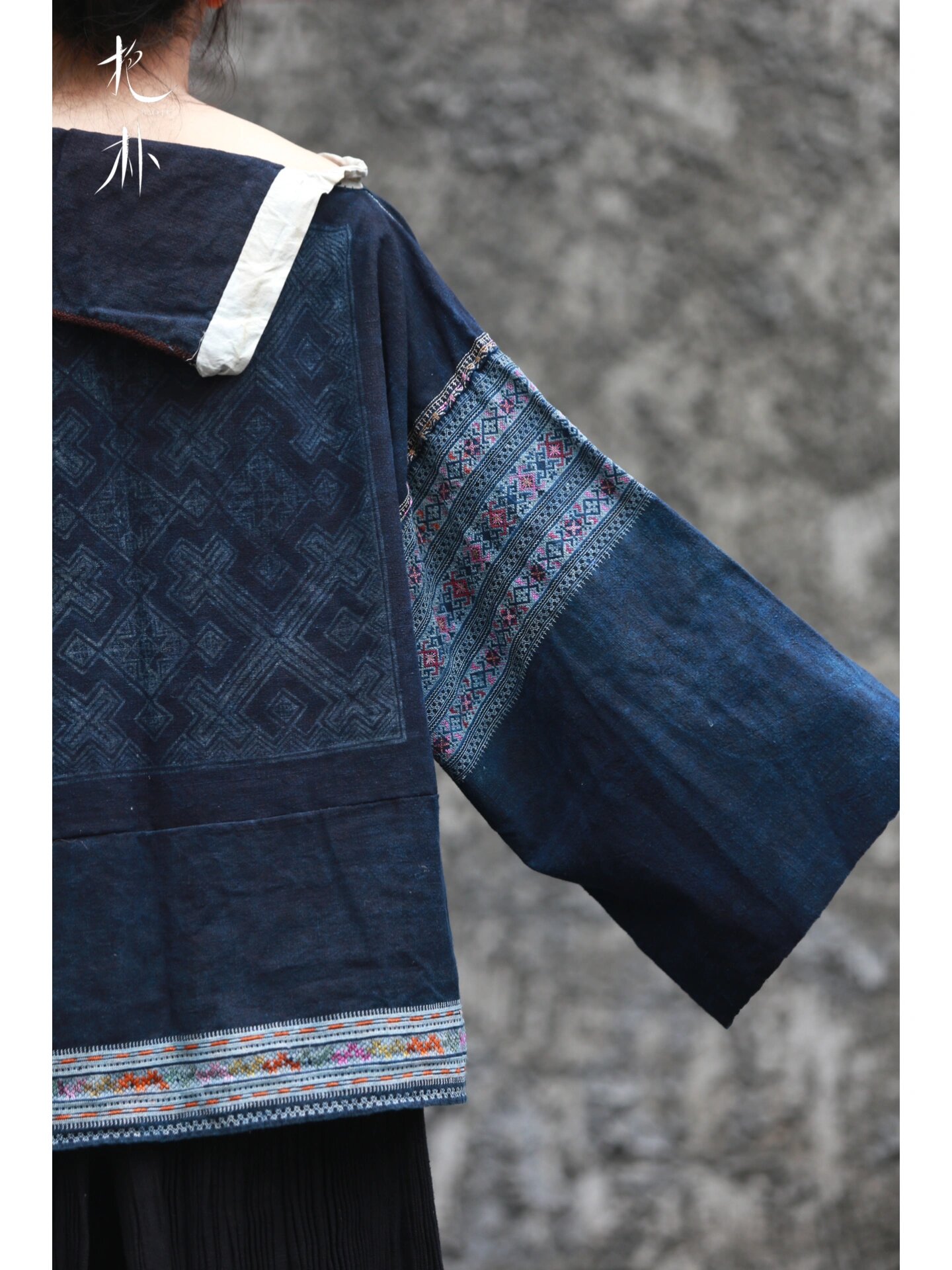 花溪苗族,千年时尚 生活在贵阳市花溪区的苗族自称"mou",他称"花苗"