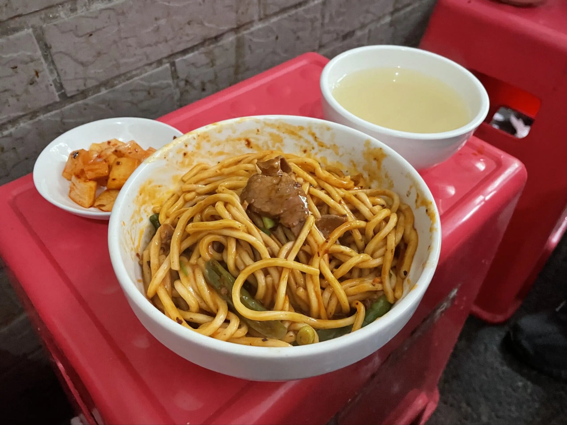 成都～上池面馆 下雨天都挤爆的板凳面馆～【上池】 	 面是一大锅的下