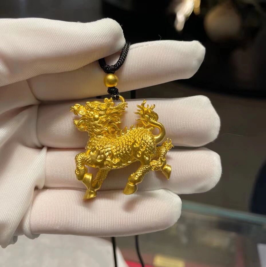 古法金麒麟实心吊坠70克   麒麟中国民间有麒麟送子之说,也是上古中国
