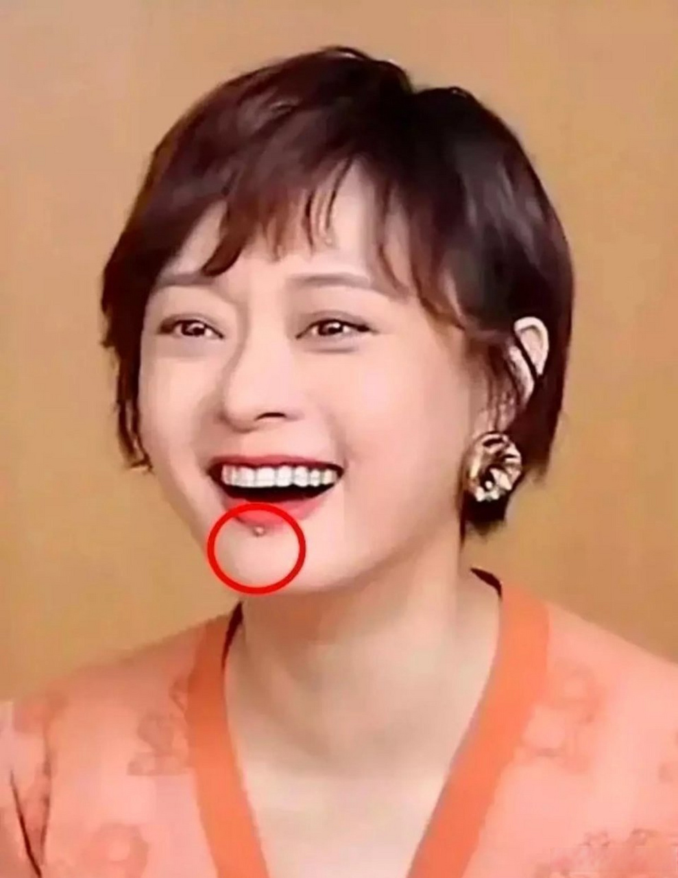 她下巴上的痣有点像唇钉啊?没想到娘娘这么潮