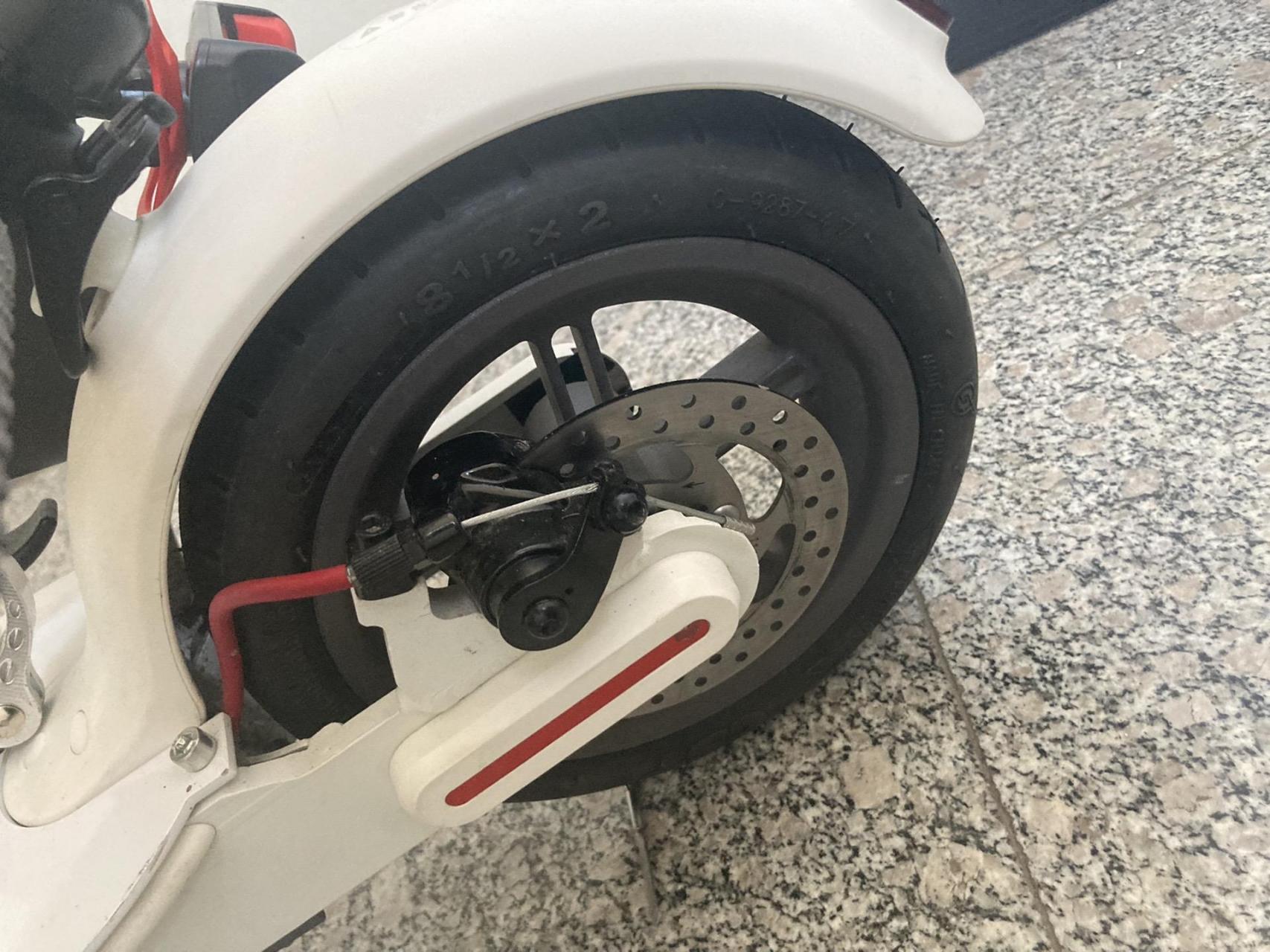 维修小米滑板车 换新轮胎