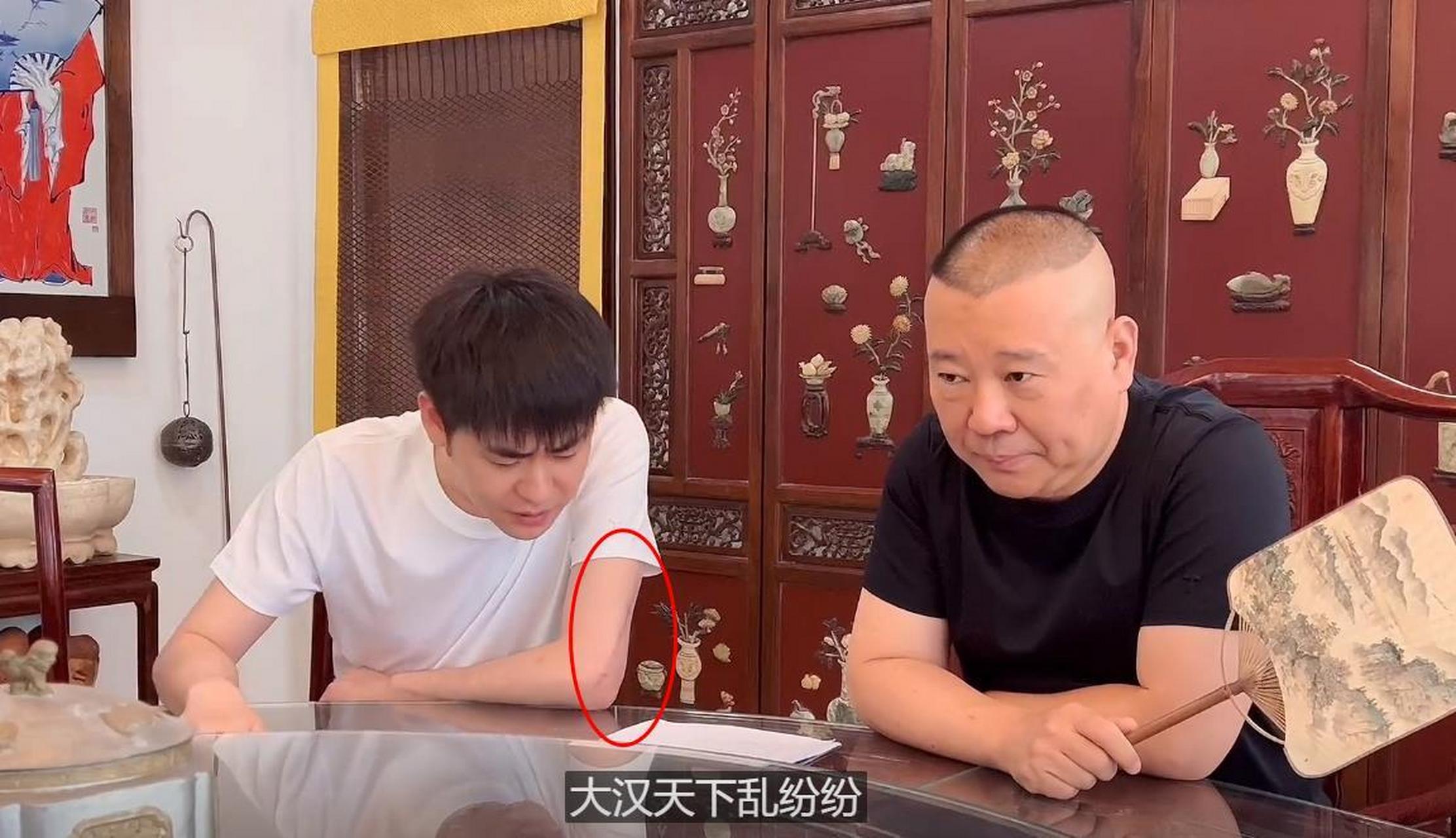 最近,张云雷和李鹤彪,杨鹤通齐聚师傅郭德纲家里.