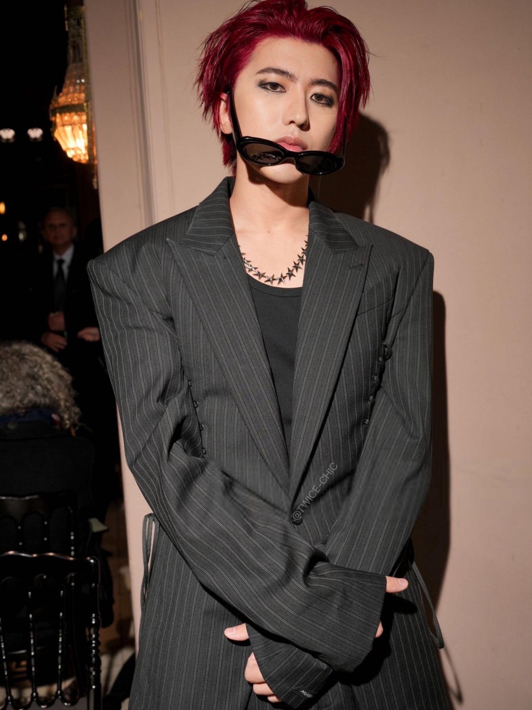 全包眼线配红发,造型抢眼!