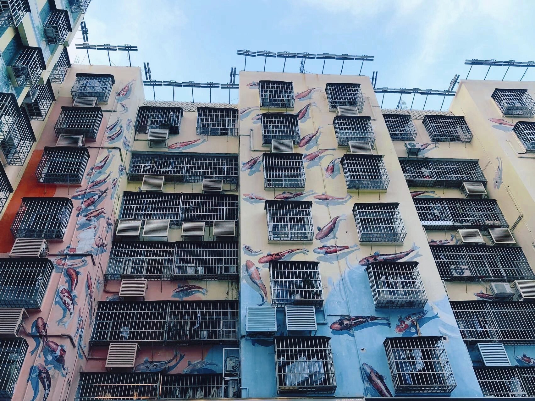 珠海拱北来魅力壁画村,外墙都是壁画的楼  	 珠海拱北来魅力壁画村