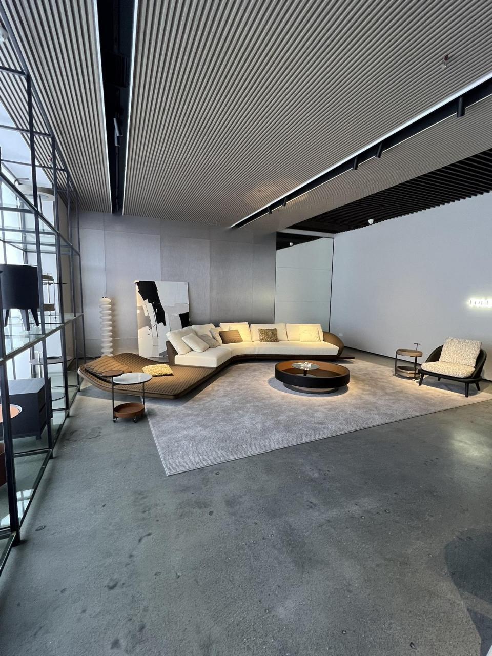 法拉利沙发是一种豪华,高档的家具,通常具有较大的尺寸和独特的设计