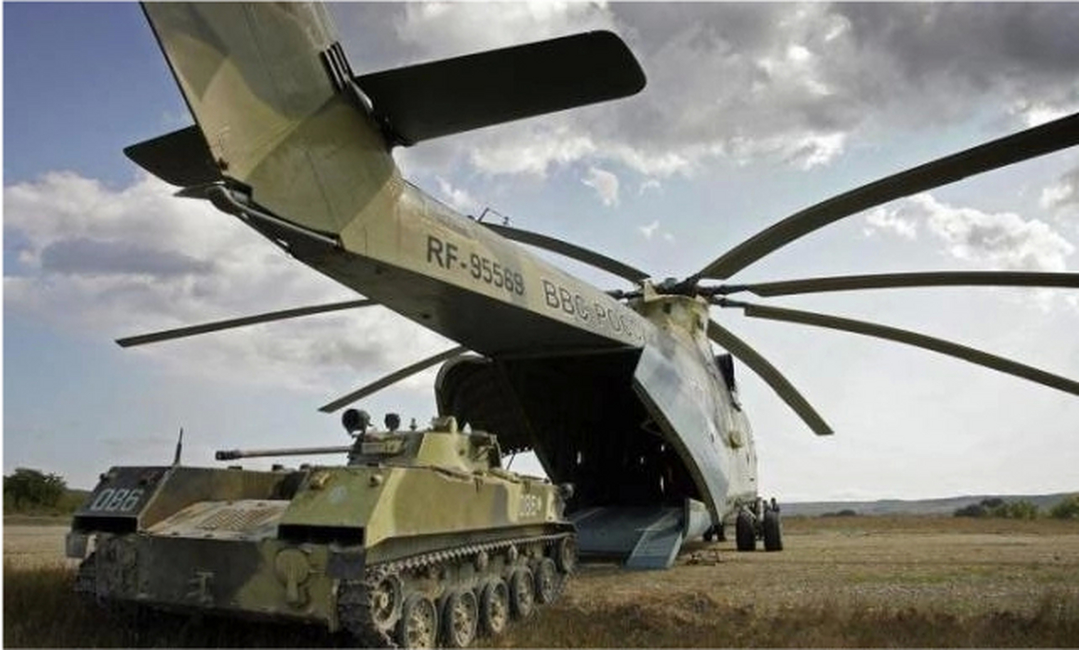 非常罕见,武德充沛,哈萨克斯坦的俄制米-26重型直升机同时为4辆步兵