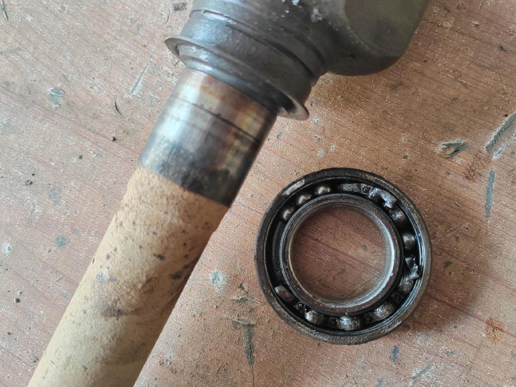 东风风神s30行驶中有吱吱异响,经检查底盘发现右侧半轴过桥轴承损坏