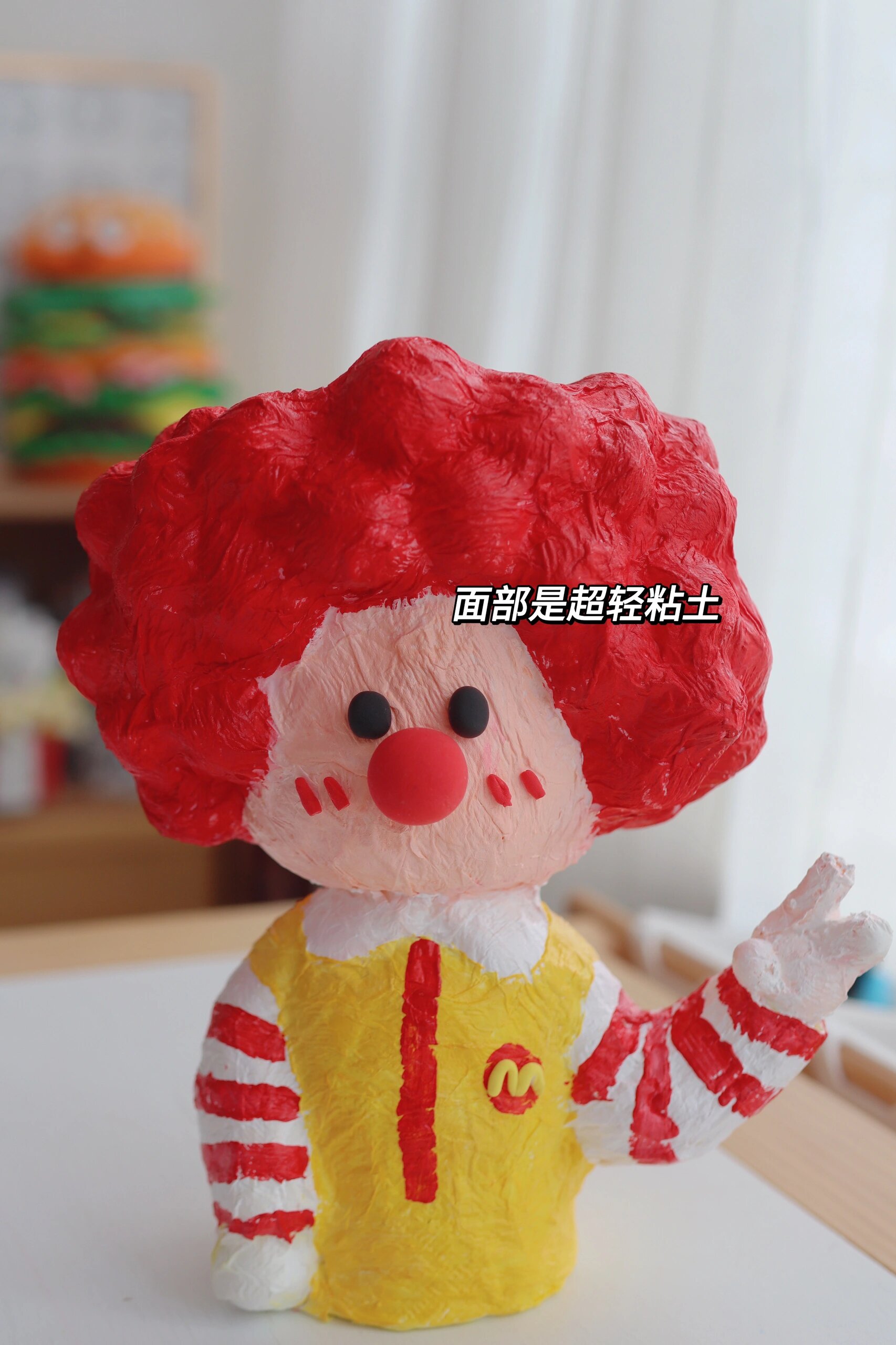 咱们一起做笔筒呀 	 96需要材料:一个矿泉水瓶,剪刀,胶枪,超轻粘土