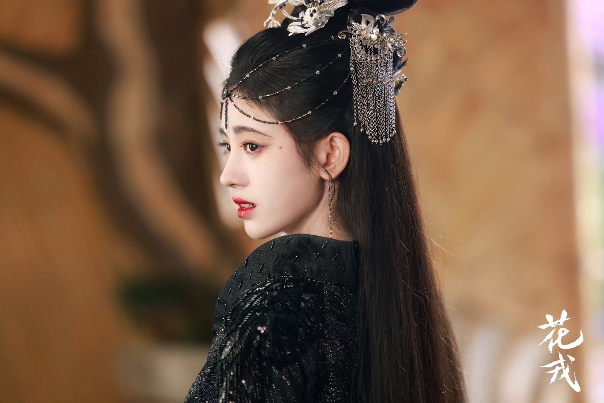 花戎# 魔后@鞠婧祎 即将上线,新的篇章要怎么续写呢[三哈]~今晚19:00
