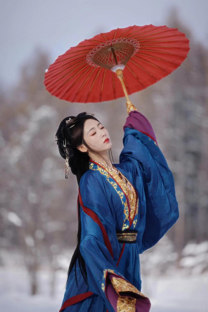 邢菲古风大片,清新甜美的雪景古韵妆充满梦幻之感,佳人雪中撑伞这个