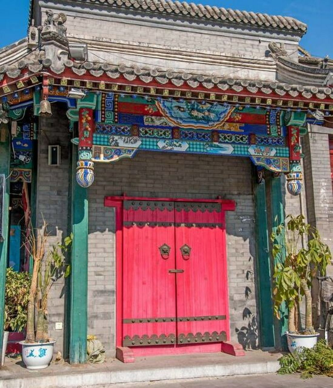 中式建筑知识:板门与棋盘门 板门就是以像板一样的门扇,门扇是不通透