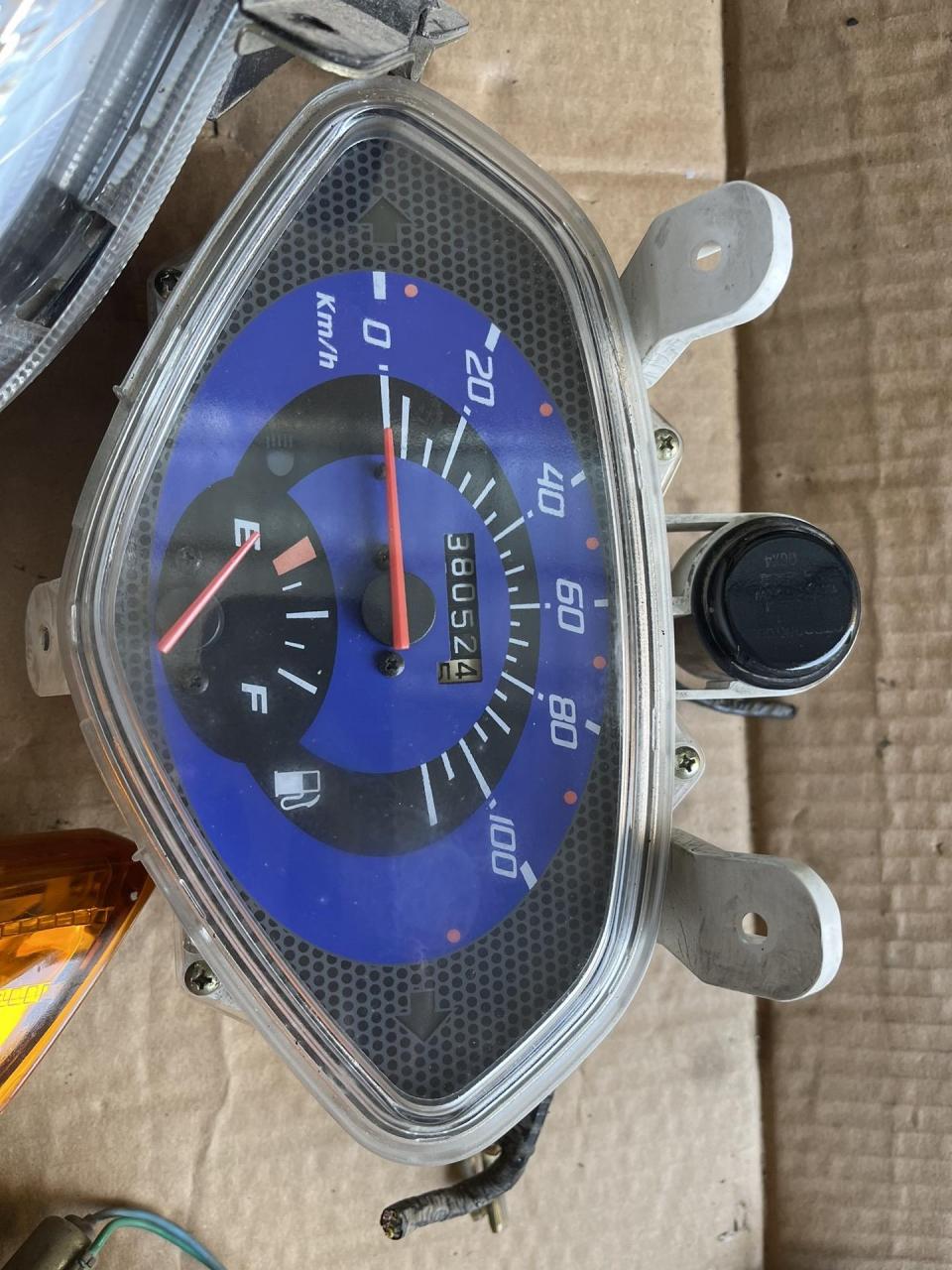 五羊本田大公主追梦125wh125原装斯坦利大灯,前转向灯,里程表,成色