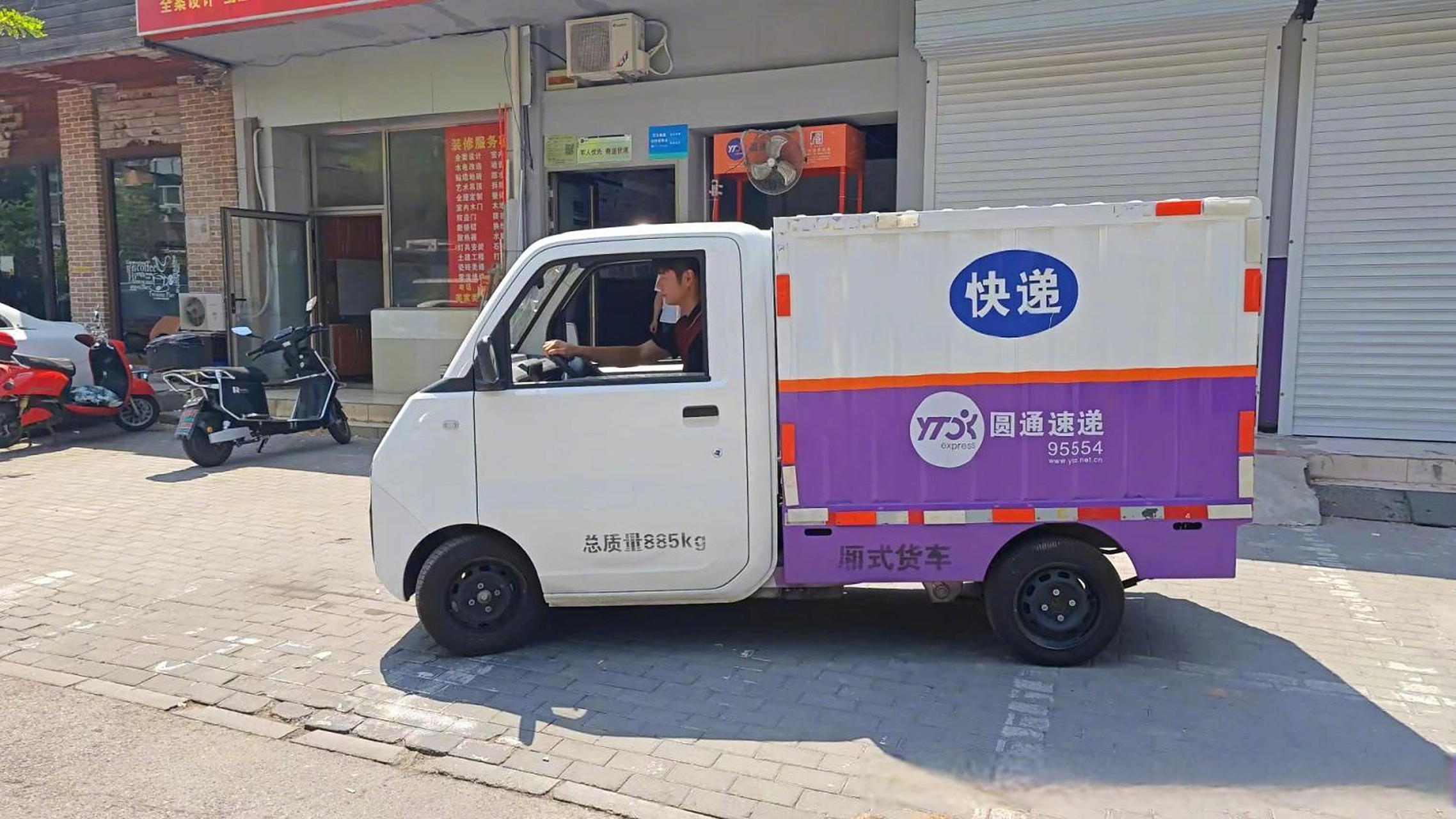 【遮风挡雨 舒适安全……新型快递车亮相街头】有驾驶室,带方向盘,可