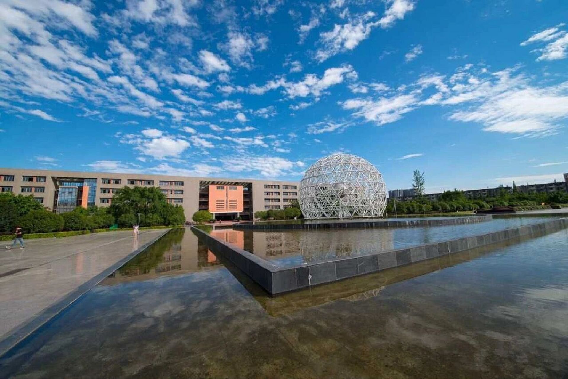 西华大学风景美 位于四川省成都市郫都区的西华大学,水美天美人美