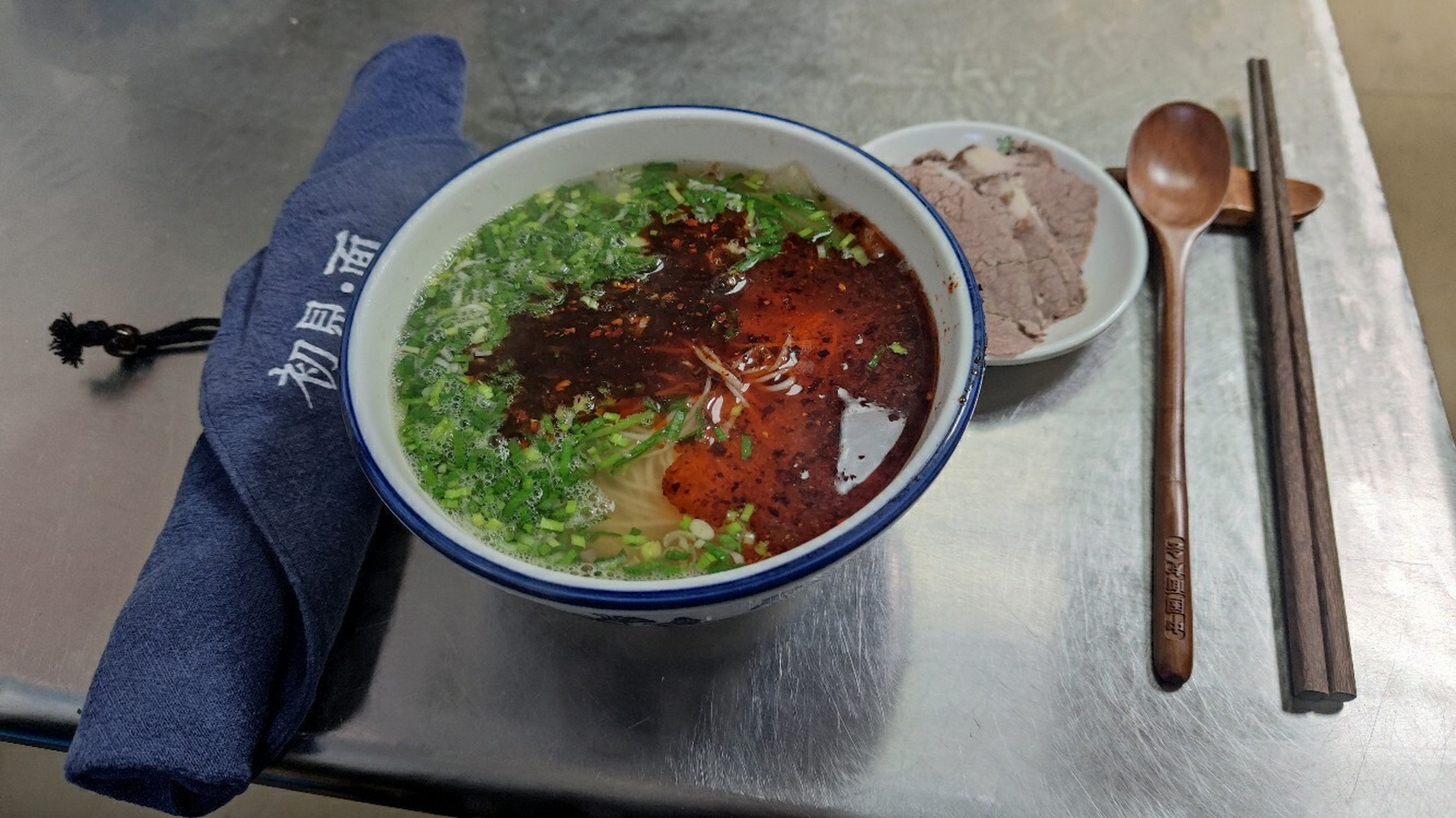 比清晨第一缕阳光更早的是白建强牛肉面 白建强牛肉面,兰州面食爱好者