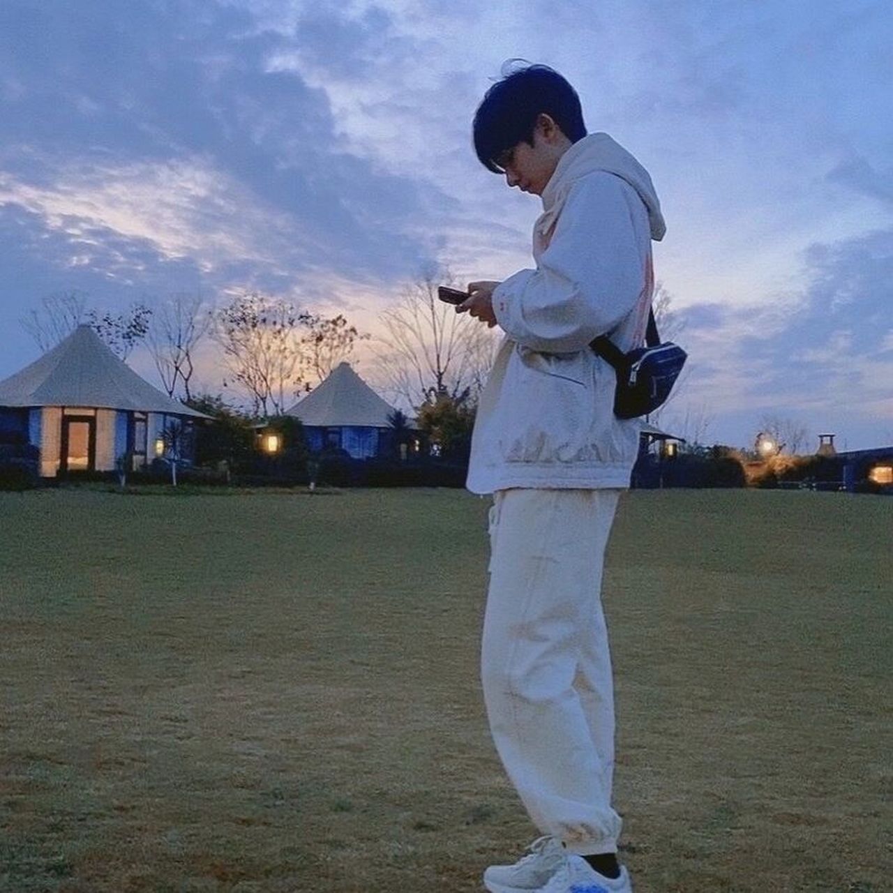 贺峻霖不明显头像 图源:贺峻霖wb 要图私,投稿