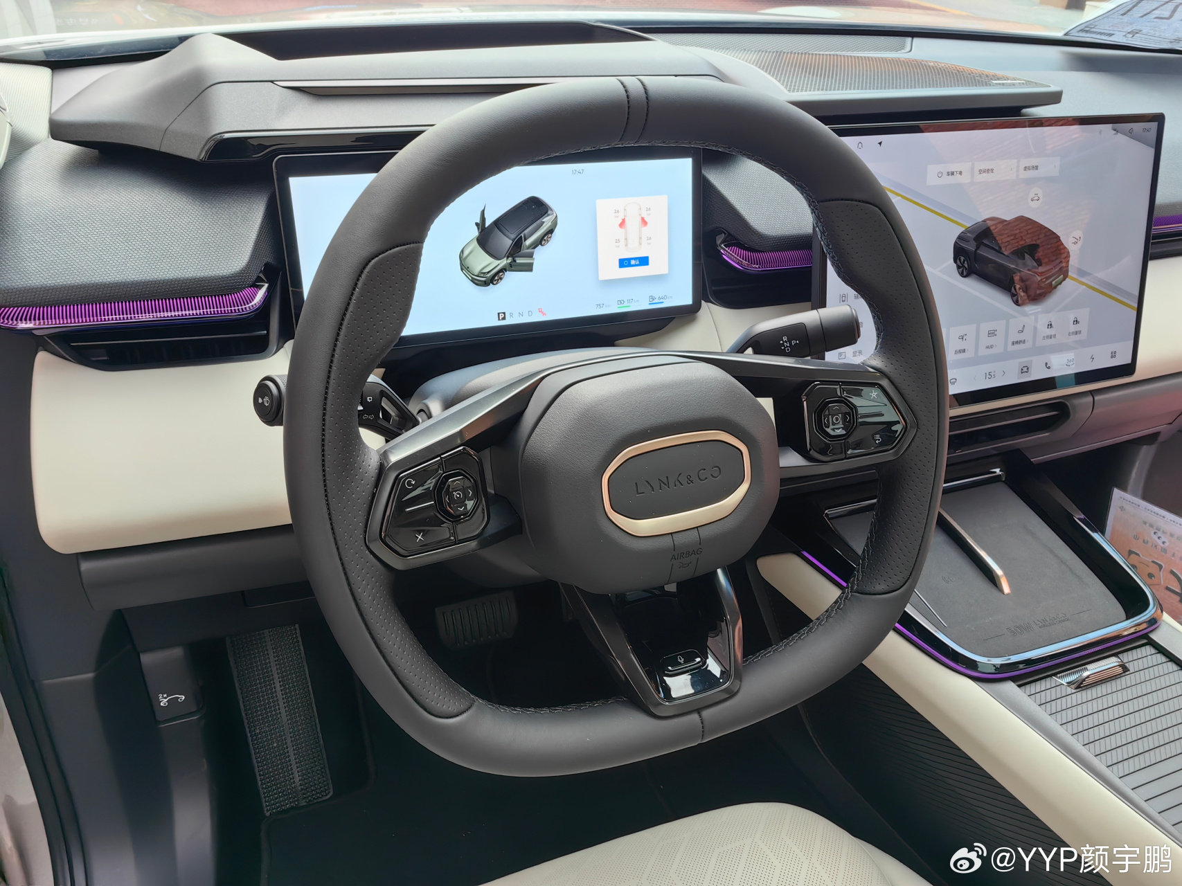 先不说车机,就说领克08的这个方向盘,一看,一握,就是懂开车,爱开车的