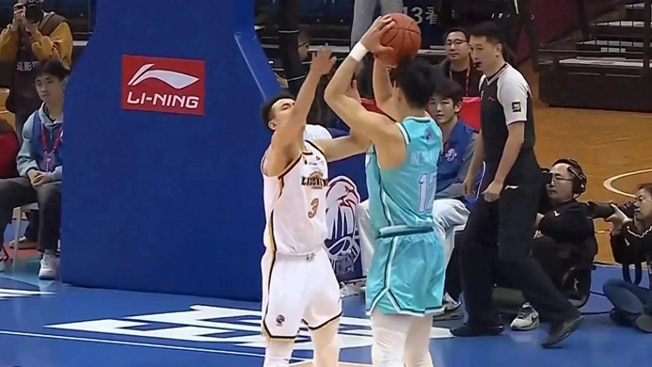 辽宁男篮力克青岛，全队发挥稳定