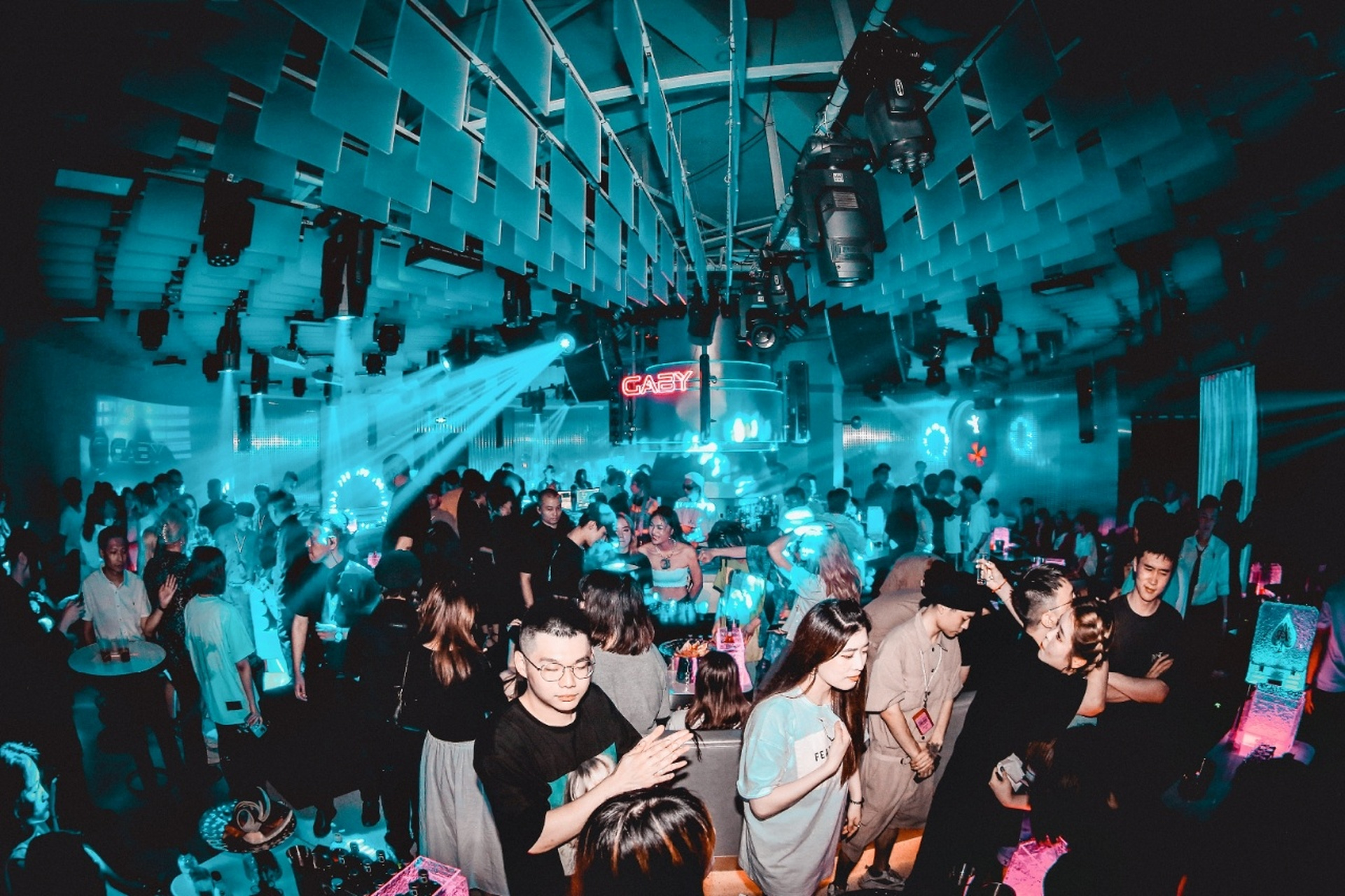 95杭州新天地号称酒吧一条街,最近新开了一家韩国夜店,每当夜幕降临