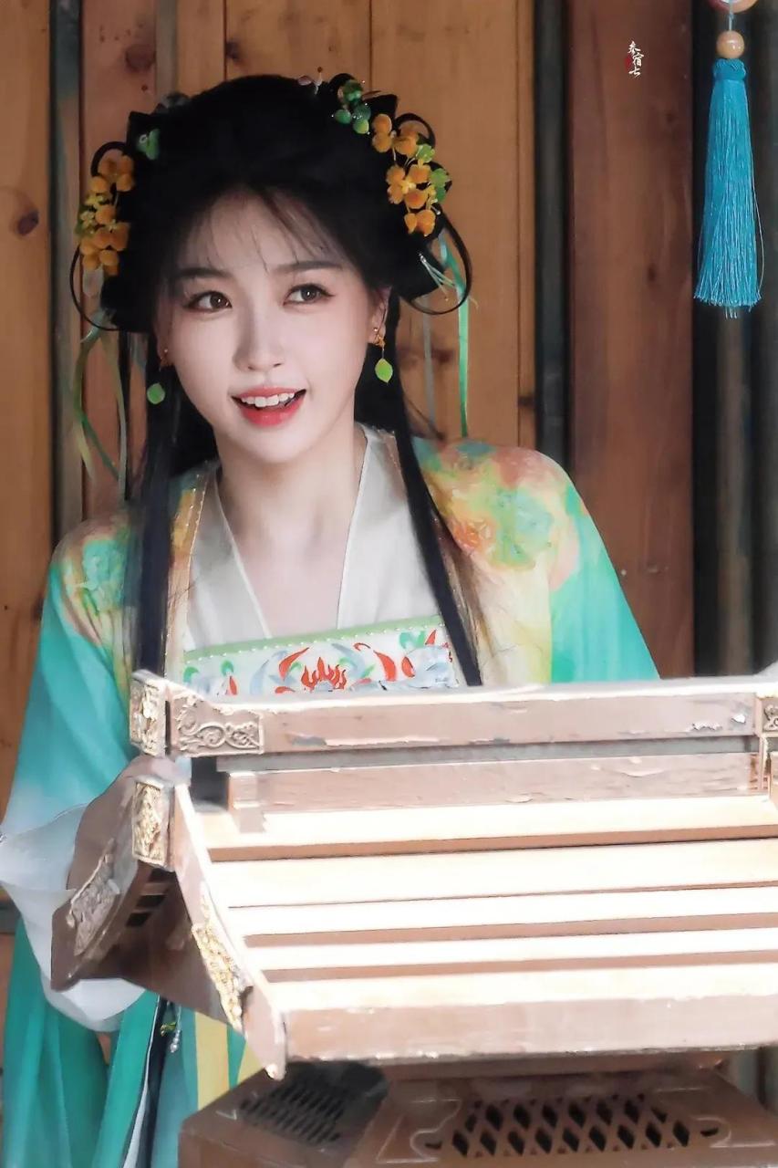 虞书欣新剧造型真的好漂亮啊,这个审美有点回归20年前的那个味道了