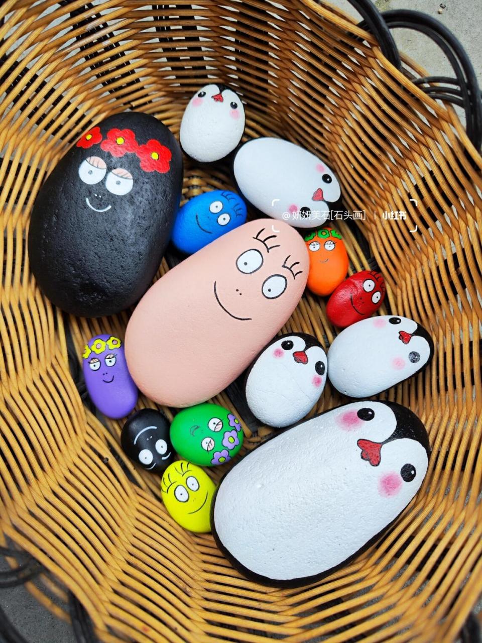 当巴巴一家搬进企鹅一家后 #石头画# #妍妍美石石头画