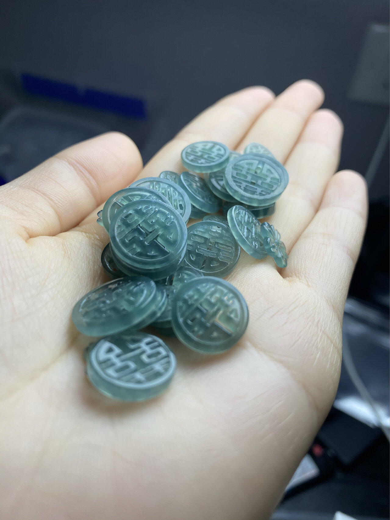 中国风镂空雕刻翡翠圆喜