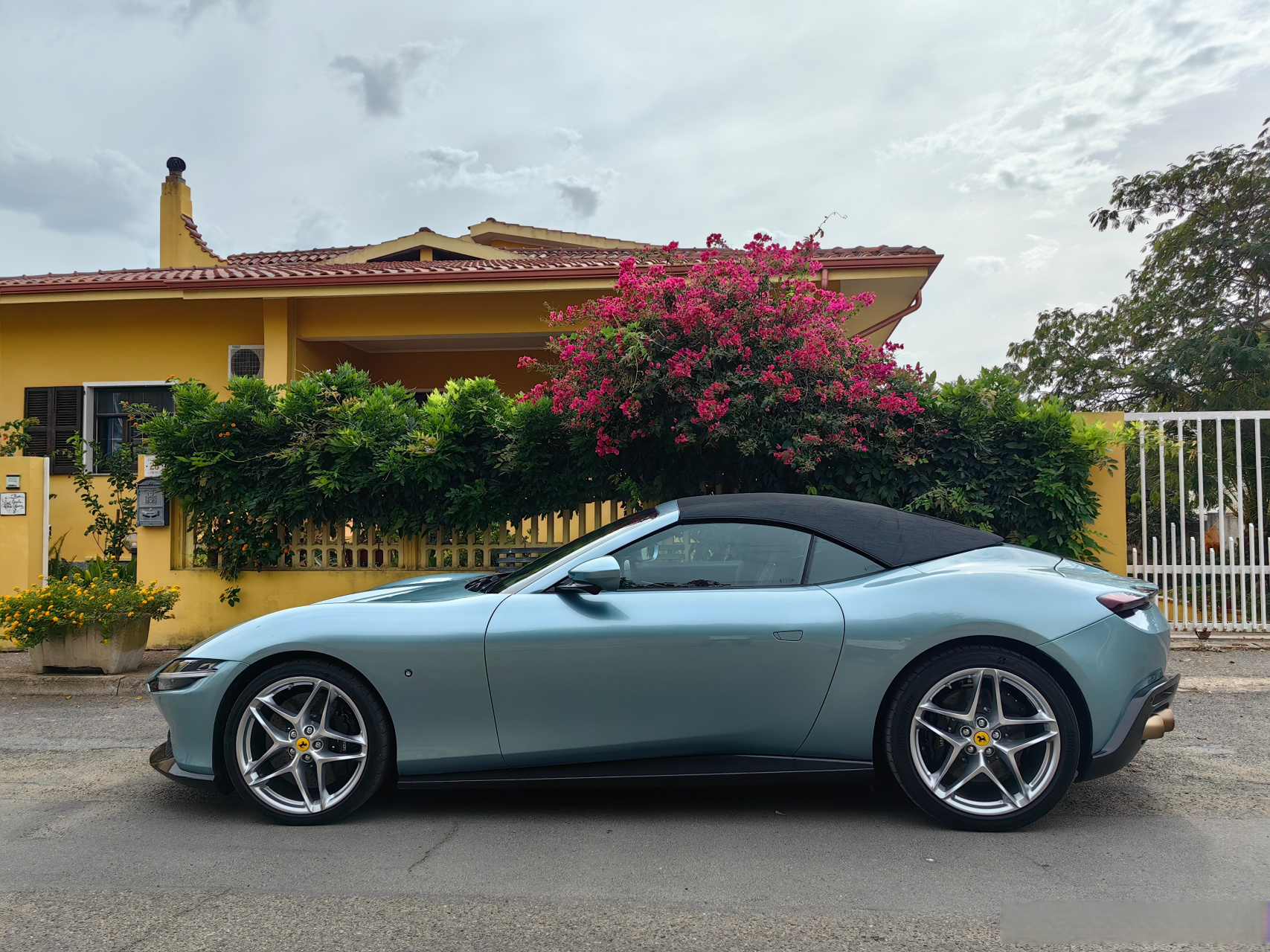 通常敞篷车要么开篷好看,要么关篷好看,像法拉利roma spider这样两种